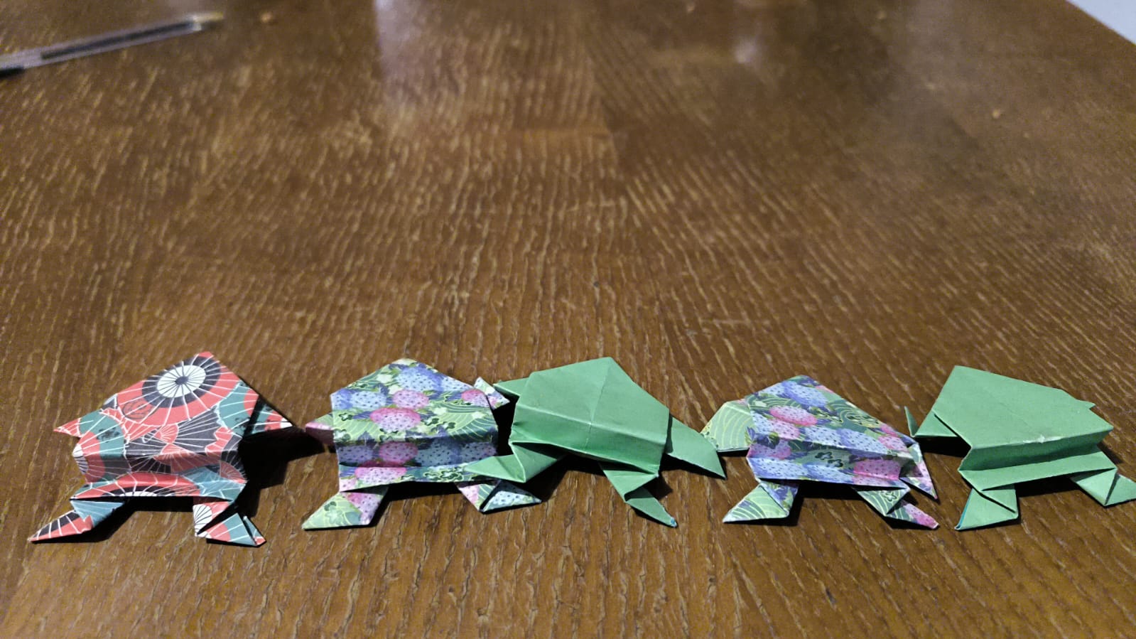 Lancio di pensieri fuori programma-Holding hands and folding papers